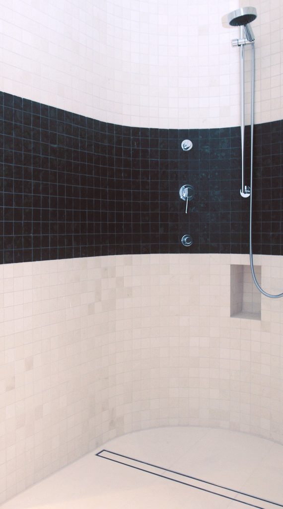 Dusche mit Wandfliesen aus naturgespaltenem Schiefer, Schieferboden im Bad