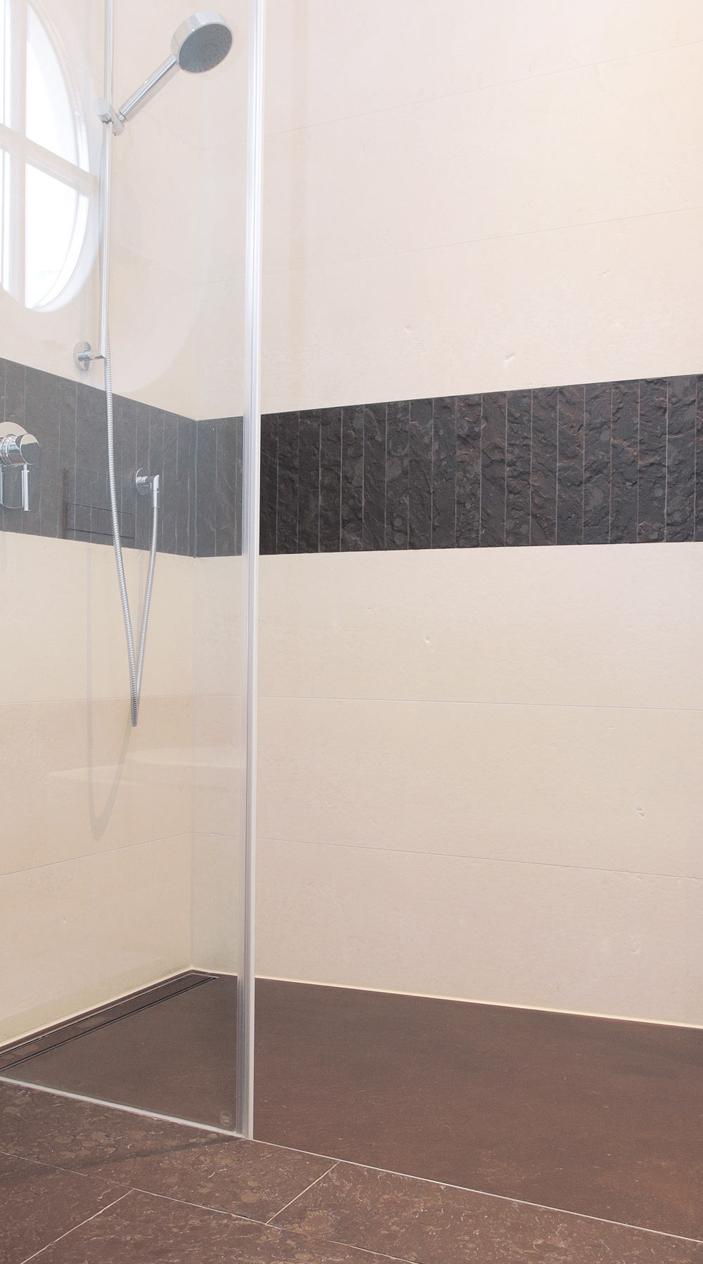 Dusche mit Wandfliesen aus naturgespaltenem Schiefer, Schieferboden im Bad