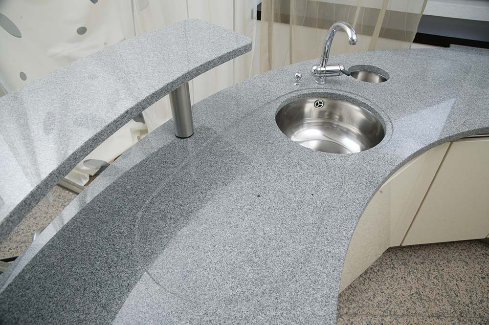 Küchenarbeitsplatte aus Granit in geschwungener Form mit Abtropffläche