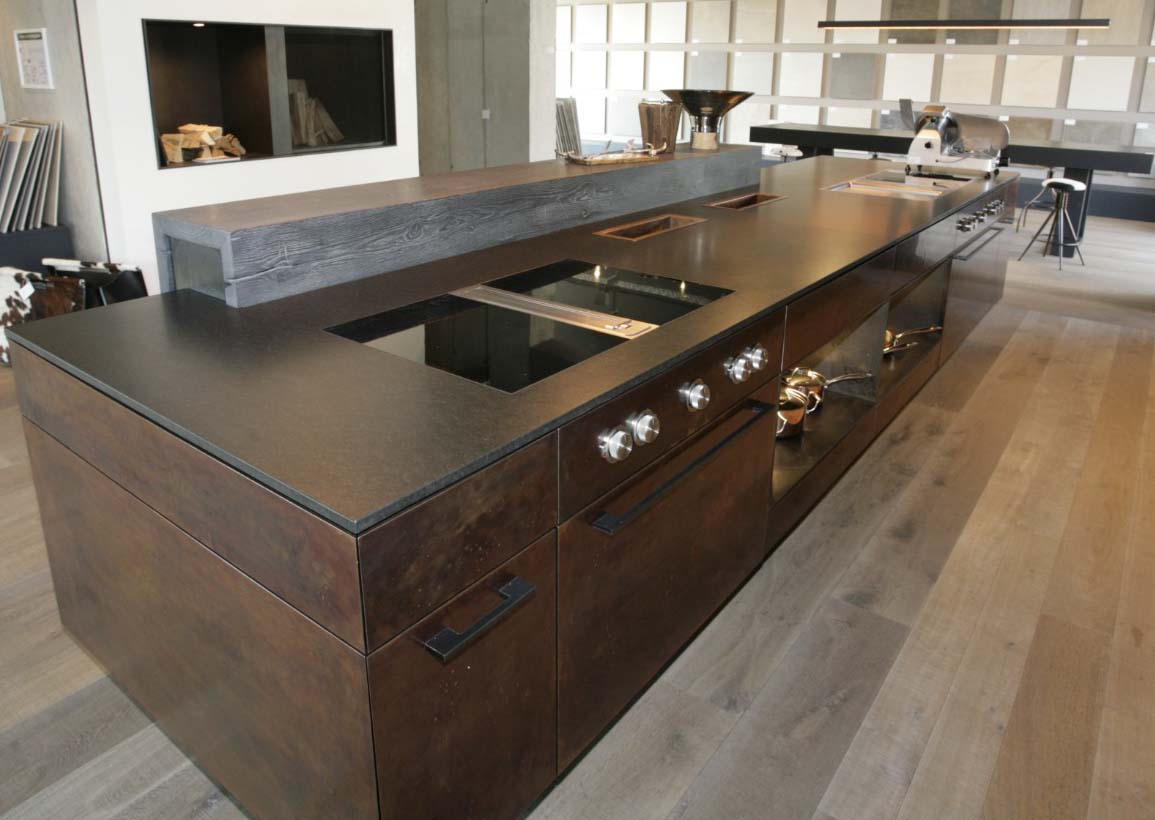 Küchenkorpus in Rostoptik in Kombination mit der Arbeitsplatte aus Granit: Nero Assoluto.