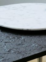 Tischplatte aus naturgespaltenem Schiefer und polierter Marmorplatte aus Bianco Carrara