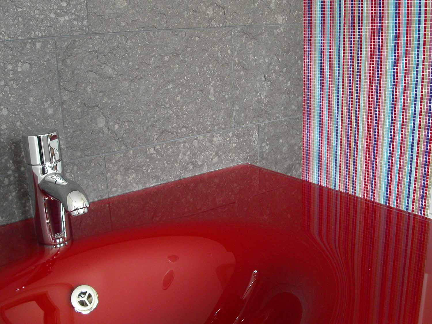 Rotes Waschbecken in Kombination Schiefer